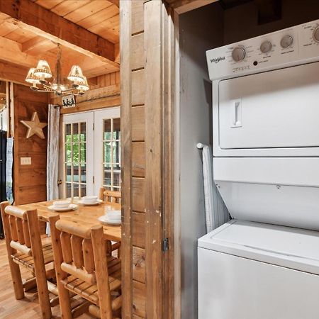 A Charming Cabin, Pool, Firepit, Hot Tub-Jacuzzi Gatlinburg Eksteriør bilde