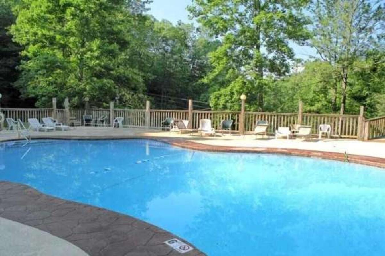 A Charming Cabin, Pool, Firepit, Hot Tub-Jacuzzi Gatlinburg Eksteriør bilde