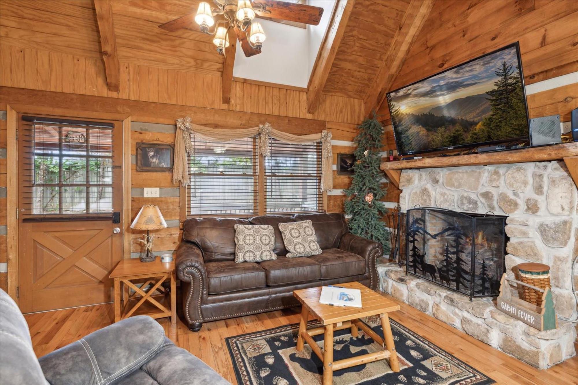 A Charming Cabin, Pool, Firepit, Hot Tub-Jacuzzi Gatlinburg Eksteriør bilde